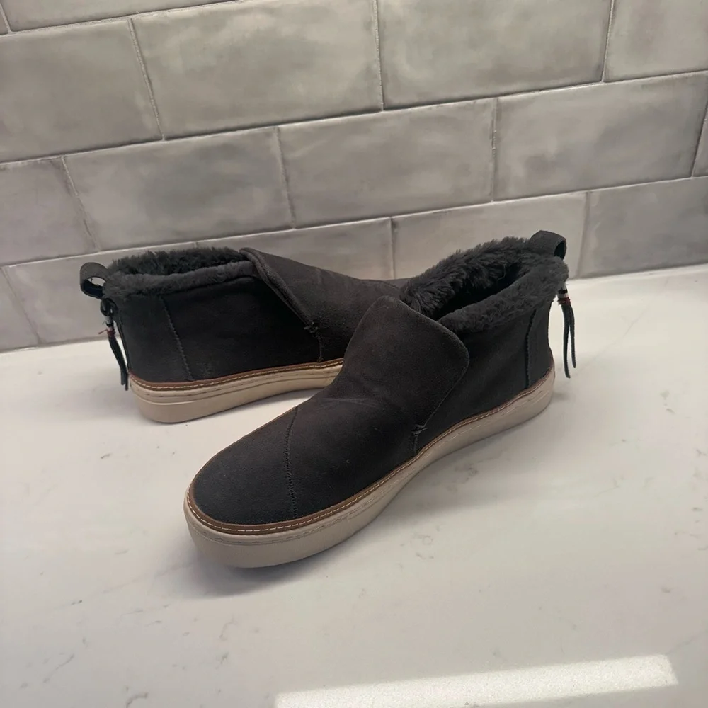 Toms Paxton Slip-On Suede Booties Water Resistant Gray Fur Lined Women’s Size 7